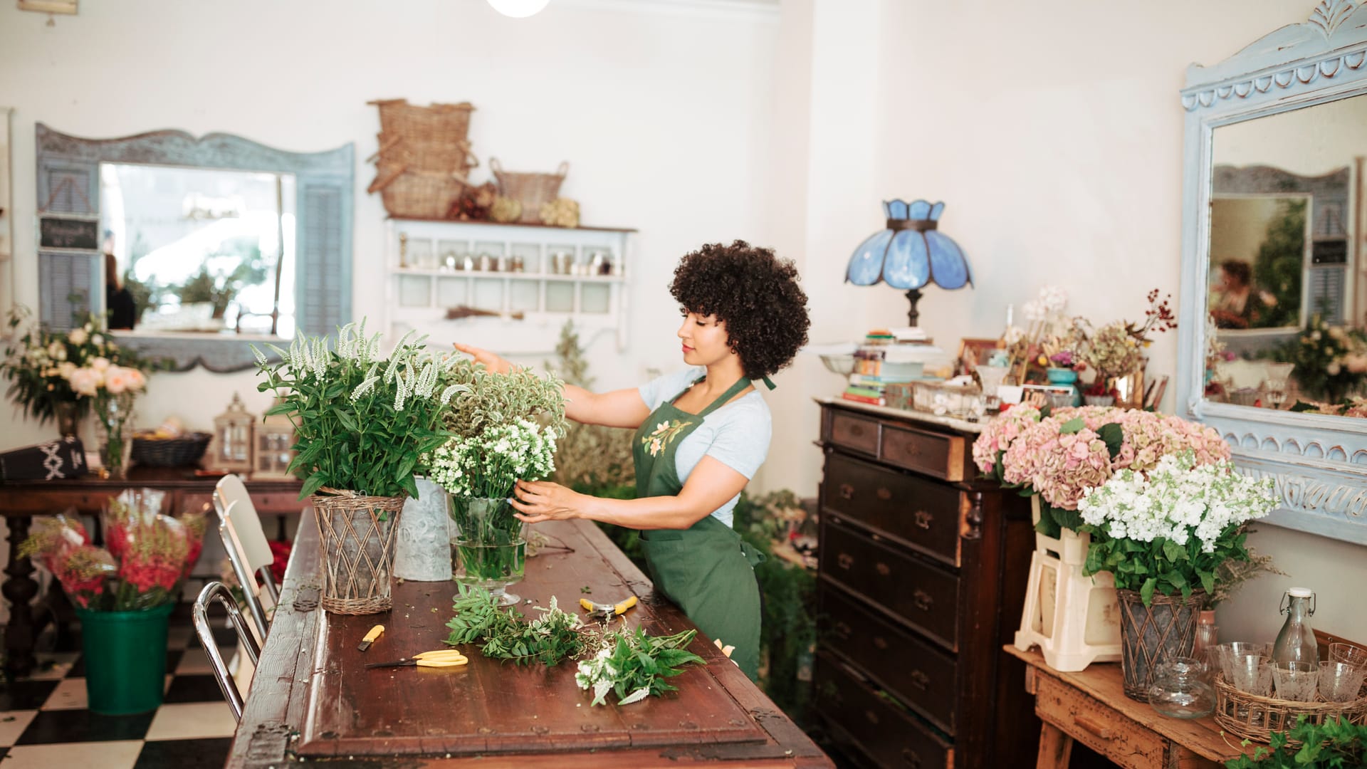 Florista brasileira arrumando flores em sua loja de bairro